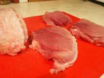 нарезаем мясо на медальоны для стейка