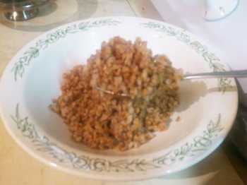 накладываем готовую гречку в тарелку