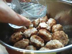 заливаем тефтели 1 стаканом кипятка