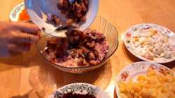 выкладываем второй этаж салата