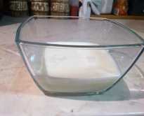 наливаем в миску молоко