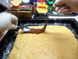 распределяем вареную сгущенку по поверхности теста