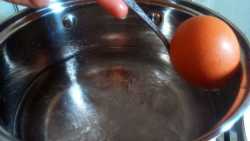опускаем яйца в кипящую воду