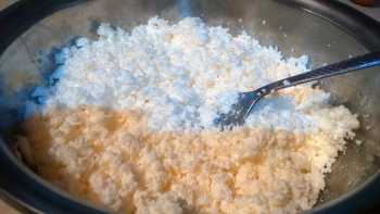 растираем творог в мелкую крошку