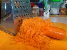 натераем морковь для овощного рагу с баклажанами