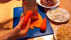 натираем морковку на крупной тёрке