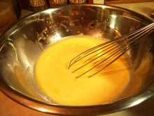 перемешиваем содержимое миски