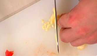 нарезаем чеснок мелкими кусочками