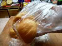 кладём тесто в морозилку