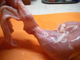 снимаем с окорочка шкуру