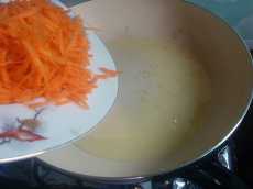 кладём морковь на сковородку