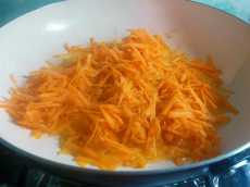 жарим морковь для овощного рагу с кабачками
