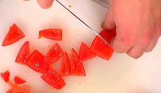 нарезаем помидоры кусочками