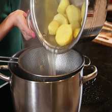 сливаем жидкость с картофеля