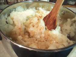 перемешиваем лук и картошку