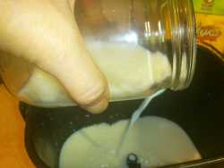 заливаем молоко в чашу для баурсаков