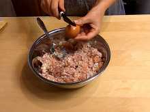 добавляем яйцо и перемешиваем.