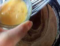 выключаем газ и порциями вводим яйцо