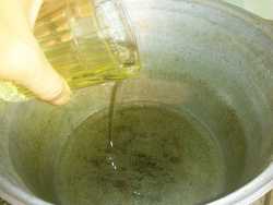 наливаем подсолнечное масло в казан для баурсаков