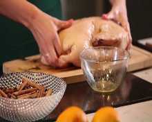 натираем курицу соусом