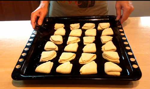 раскладываем печенье на противне