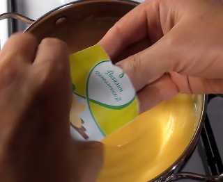 огонь выключаем, добавляем ванилин, перемешиваем и отставляем в сторону. 