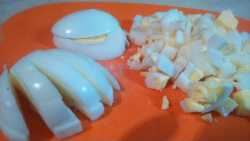 нарезаем яйца брусочками