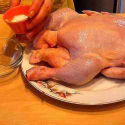 добавляем в миску соль