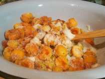 перемешиваем сахар и абрикосы