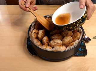 заливаем соусом на 1/3 от высоты тефтелей