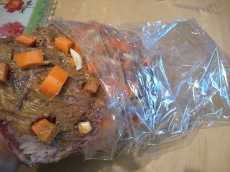 укладываем мясо в пакет для запекания