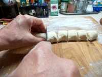 нарезаем колбаску на кусочки