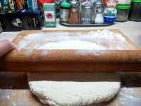 раскатываем тесто в тласт