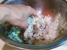 перемешиваем фарш для супа картофельного с мясными фрикадельками