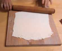 Каждый кусочек раскатываем очень тонко.