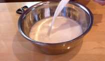 выливаем молоко в миску