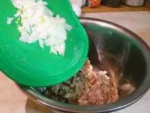 добавляем лук в фарш