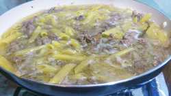 варим  макароны по - флотски с печенью