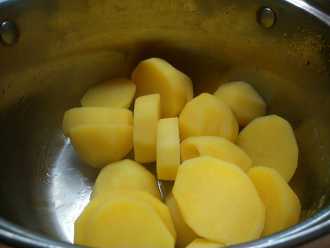 через 3 минуты сливаем воду