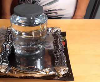 Ставим поднос, а на него устанавливаем груз (1,5 литровую банку воды), убираем в холодильник и оставляем на 6 часов под грузом. По истечение времени груз убираем, а торт оставляем в холодильнике ещё на 4 часа.