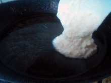 выливаем тесто на сковороду