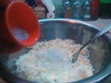 добавляем соль в творог