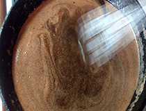 выключаем газ и порциями вводим яйцо