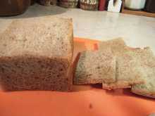 срезаем корки у хлеба