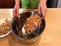 высыпаем печенье в миску