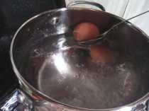 опускаем яйца в кипящую соленую воду
