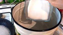 высыпаем в кастрюлю 1 стакан сахара