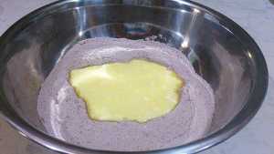 закладываем жидкость в сухую смесь для кексов с какао