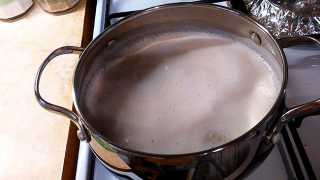 Молоко закипело через 4 минуты, уменьшаем огонь и варим кашу при малом кипении.