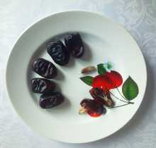 Финики, предварительно промойте водой, слегка просушите и очистите их от косточек.